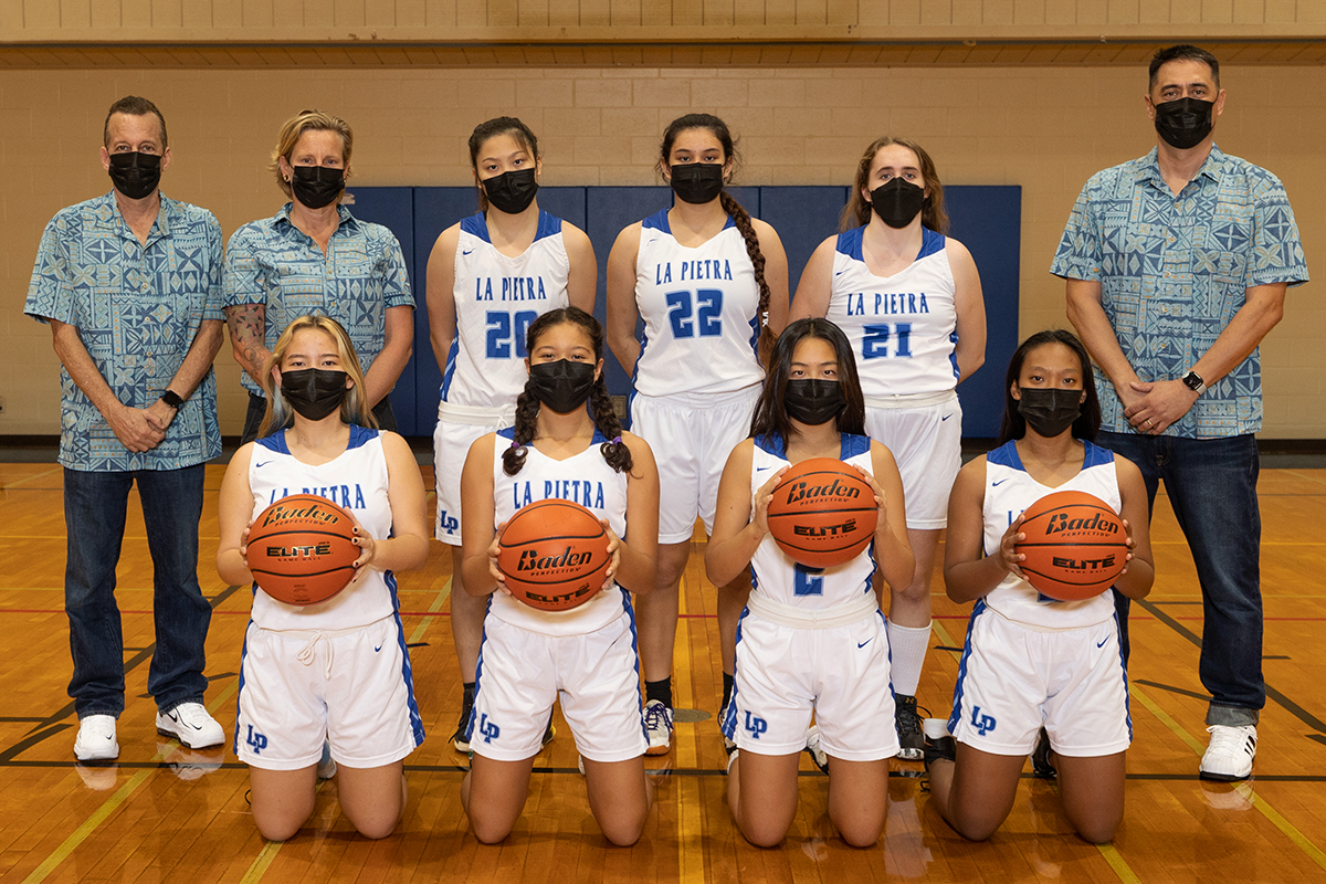 La Pietra's Varsity Basketball team coached by Yon Smith (former head coach), Barry Brice (LP Parent), and Athletics Director Ross Kinsler.