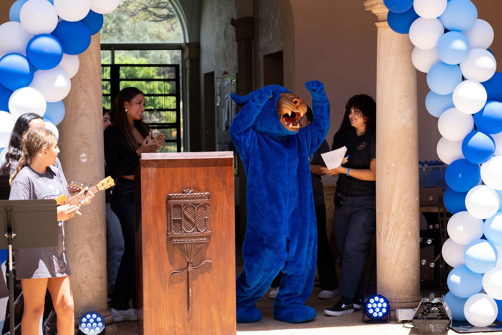 The guest of the hour arrives -- the La Pietra Panther!